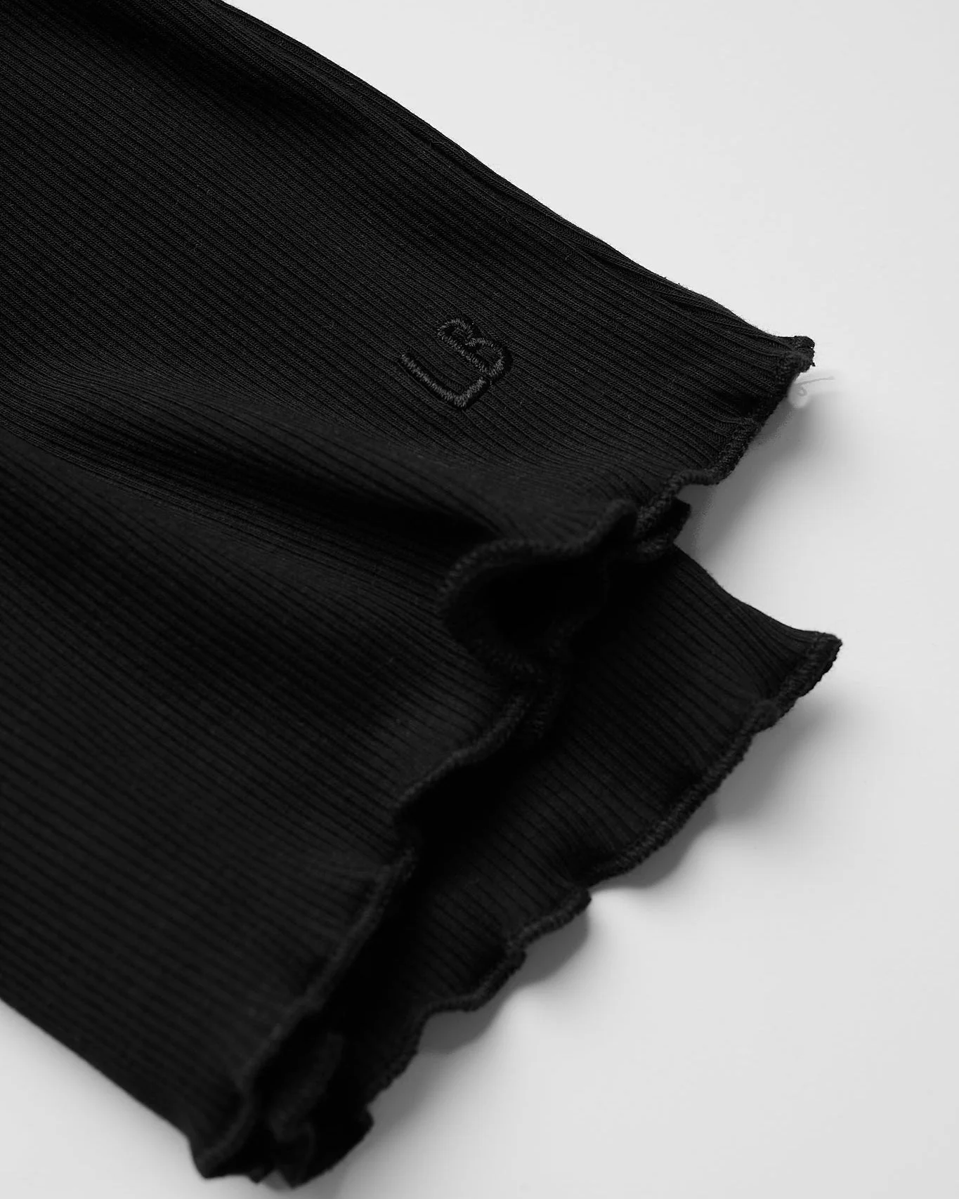 Ribbed Lettuce Trim Tee - Black - Image 11