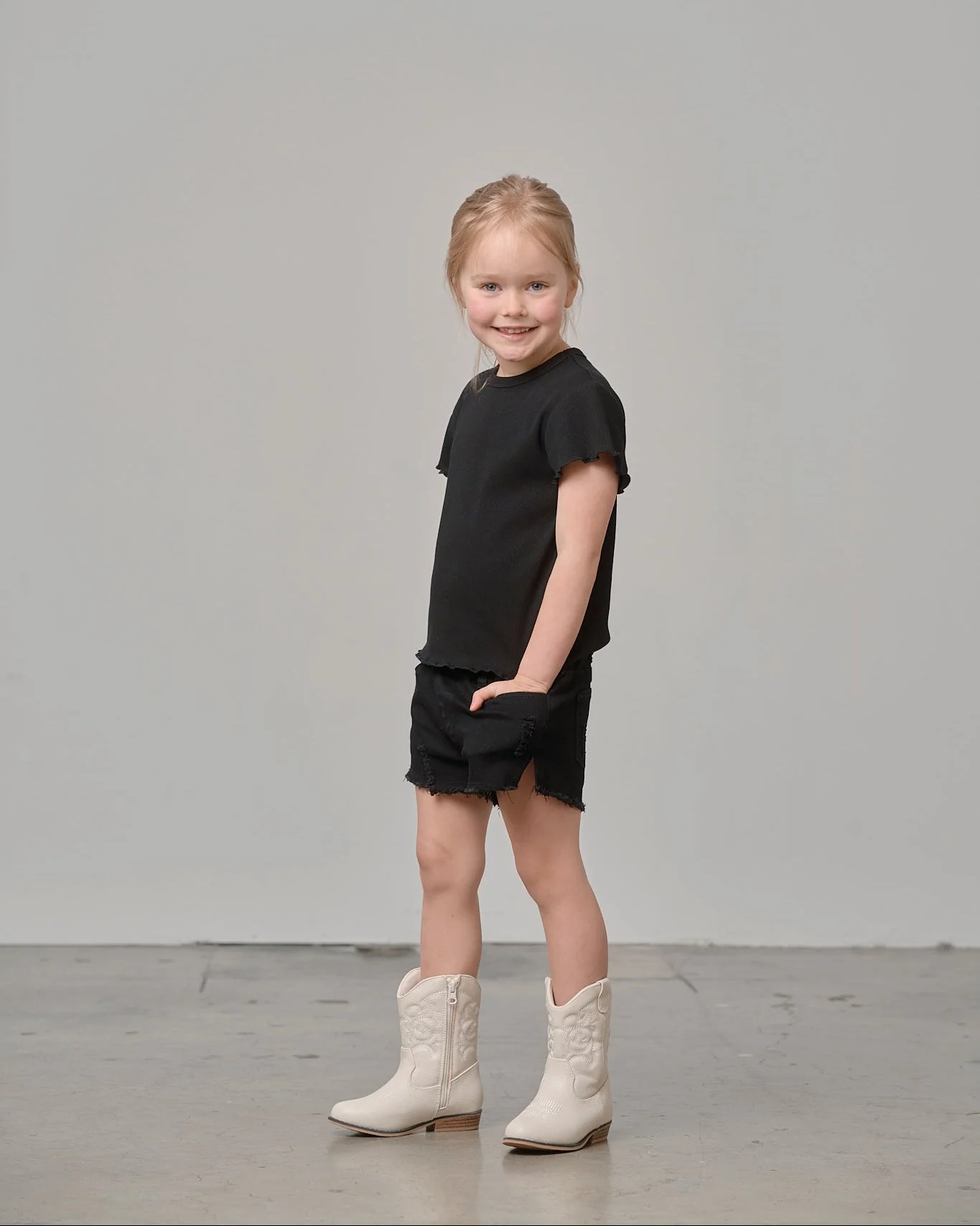 Ribbed Lettuce Trim Tee - Black - Image 5