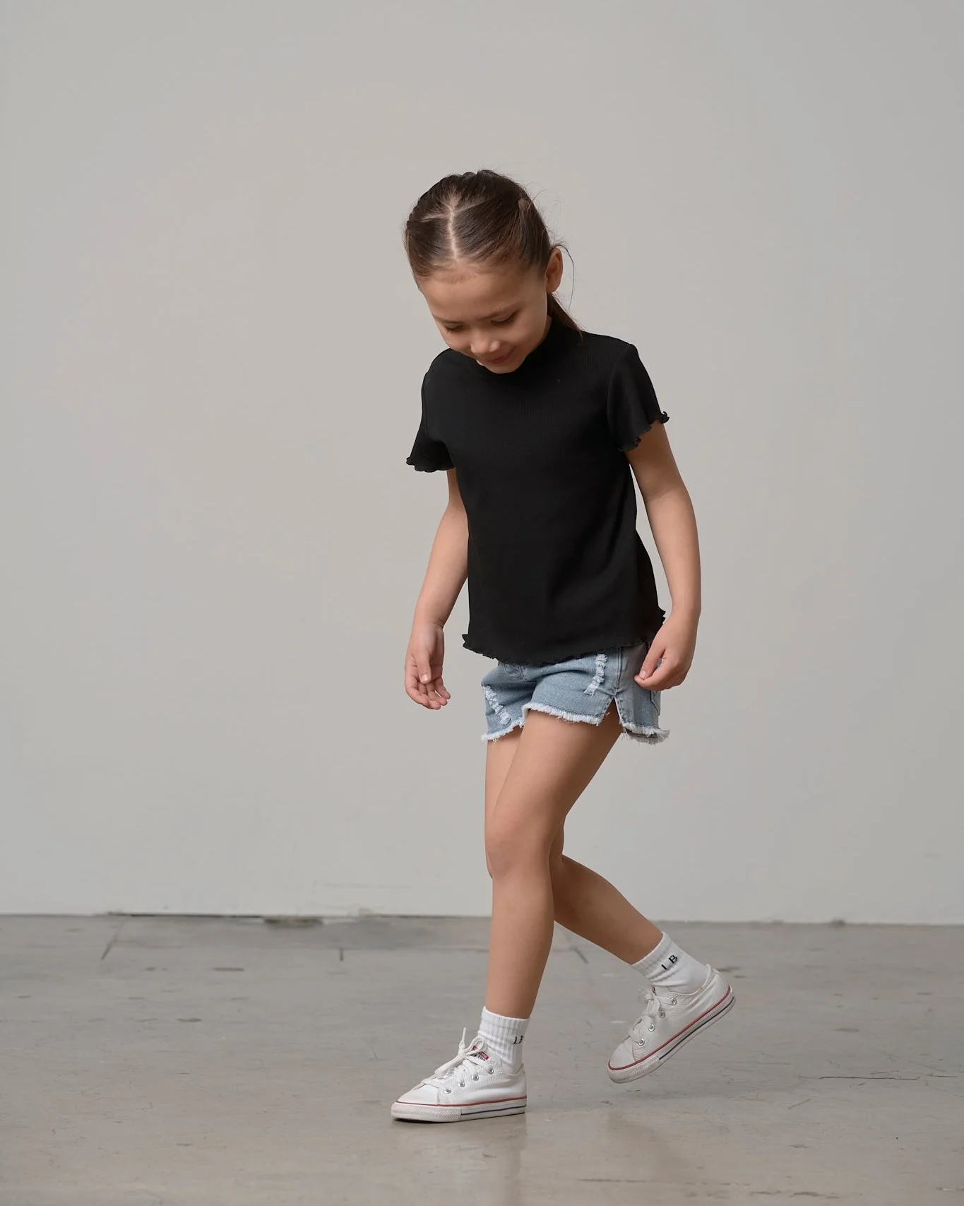 Ribbed Lettuce Trim Tee - Black - Image 7